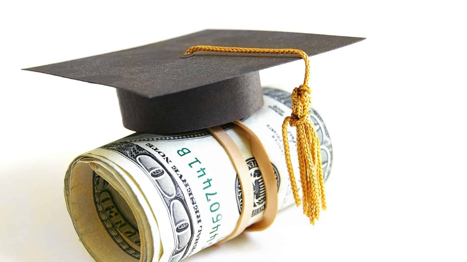What Is A Good High School Graduation Money Gift Amount?