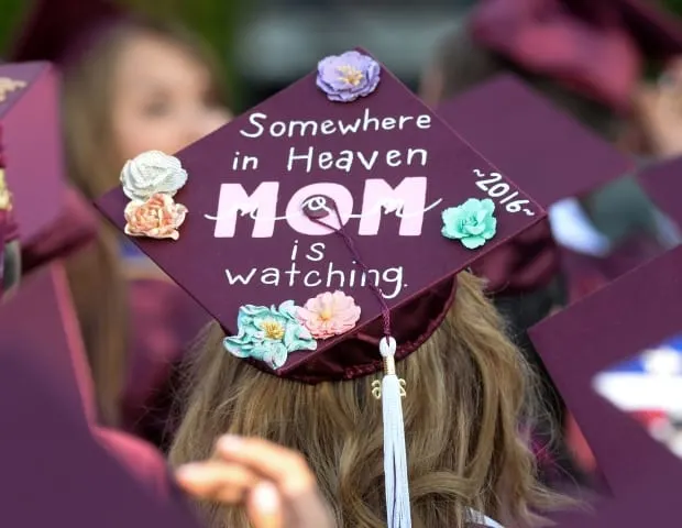 grad cap dedicated to mom