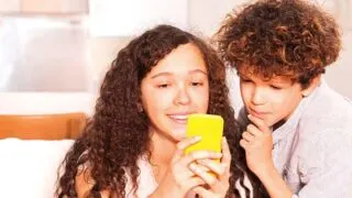 older sister teaching younger brother about Snapchat Etiquette: Do's and Dont's